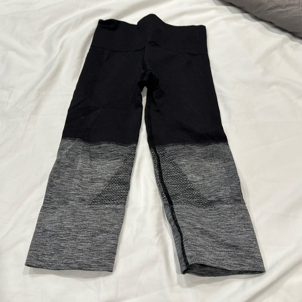 Excellent condition lululemon Capri.  Like new black and gray.